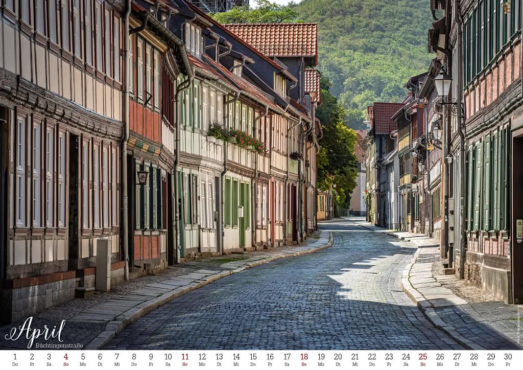Kalender 2027, April: Kopfsteingasse mit Fachwerkhäusern