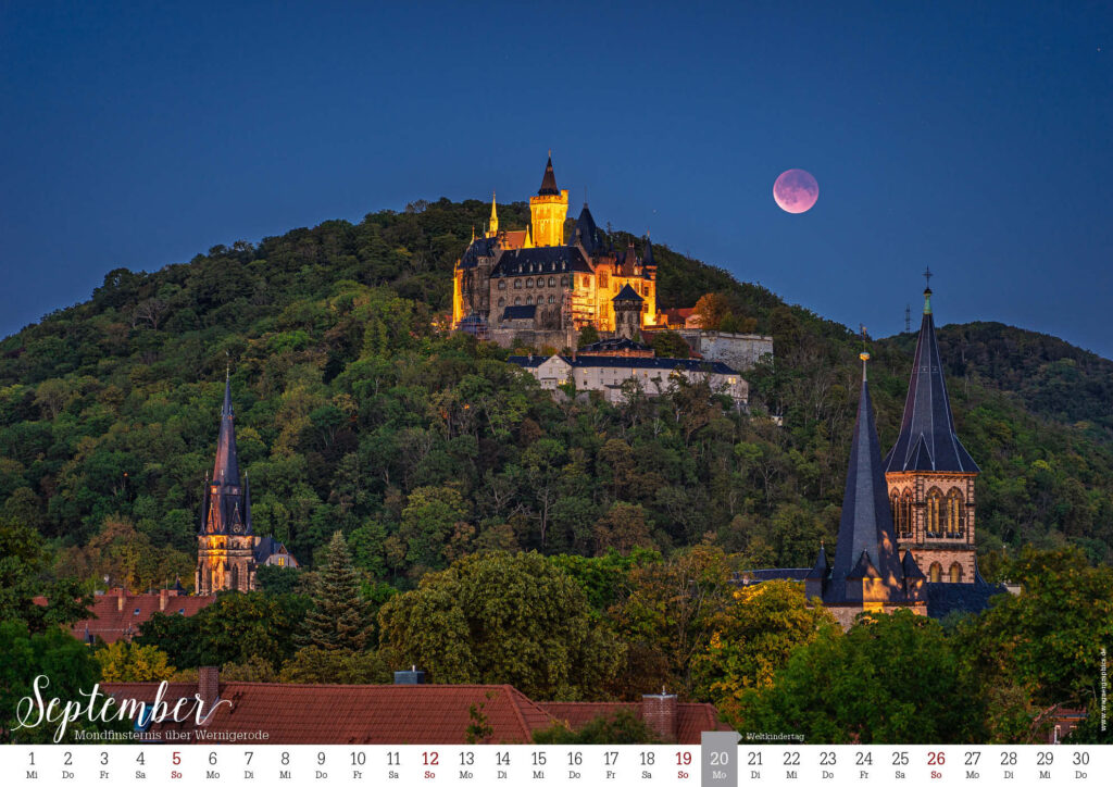 Kalender 2027, September: Schloss Wernigerode bei Nacht mit rotem Mond